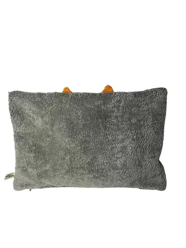 Bio-Kuschelkissen in Fuchsform aus grauem Baumwollplüsch – handgemacht und babysicher von PAT & PATTY