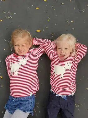 Nahaufnahme: Bio Langarmshirt "Ziege" – feine Stickdetails und Bio-Baumwollstoff von PAT & PATTY