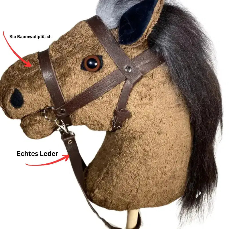 Bio-Steckenpferd Abraxas mit Gebiss – handgemachtes, nachhaltiges Reitspielzeug für Kinder von PAT & PATTY