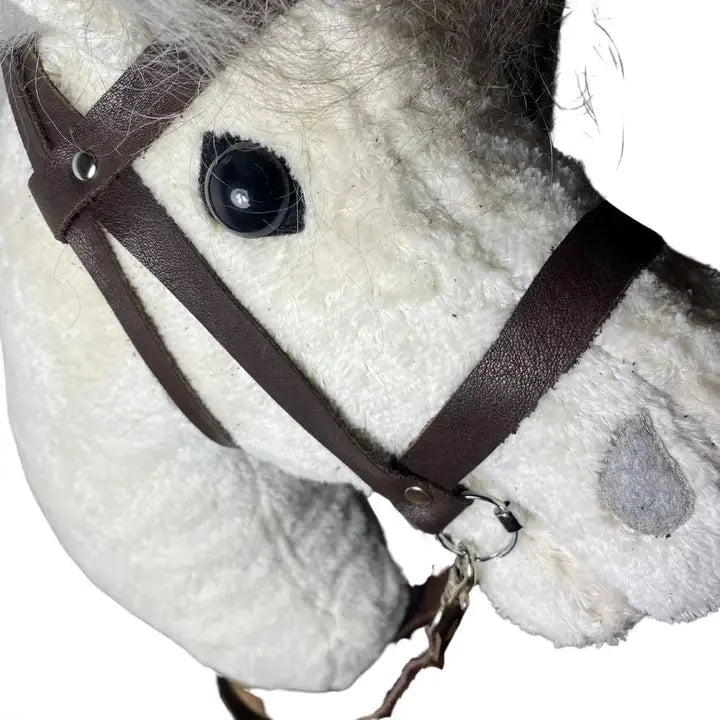 Bio-Steckenpferd Pontos mit Gebiss und grauer Mähne – handgemachtes, nachhaltiges Spielzeug für Kinder von PAT & PATTY