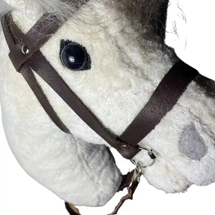 Bio-Steckenpferd Pontos mit Gebiss und grauer Mähne – handgemachtes, nachhaltiges Spielzeug für Kinder von PAT & PATTY