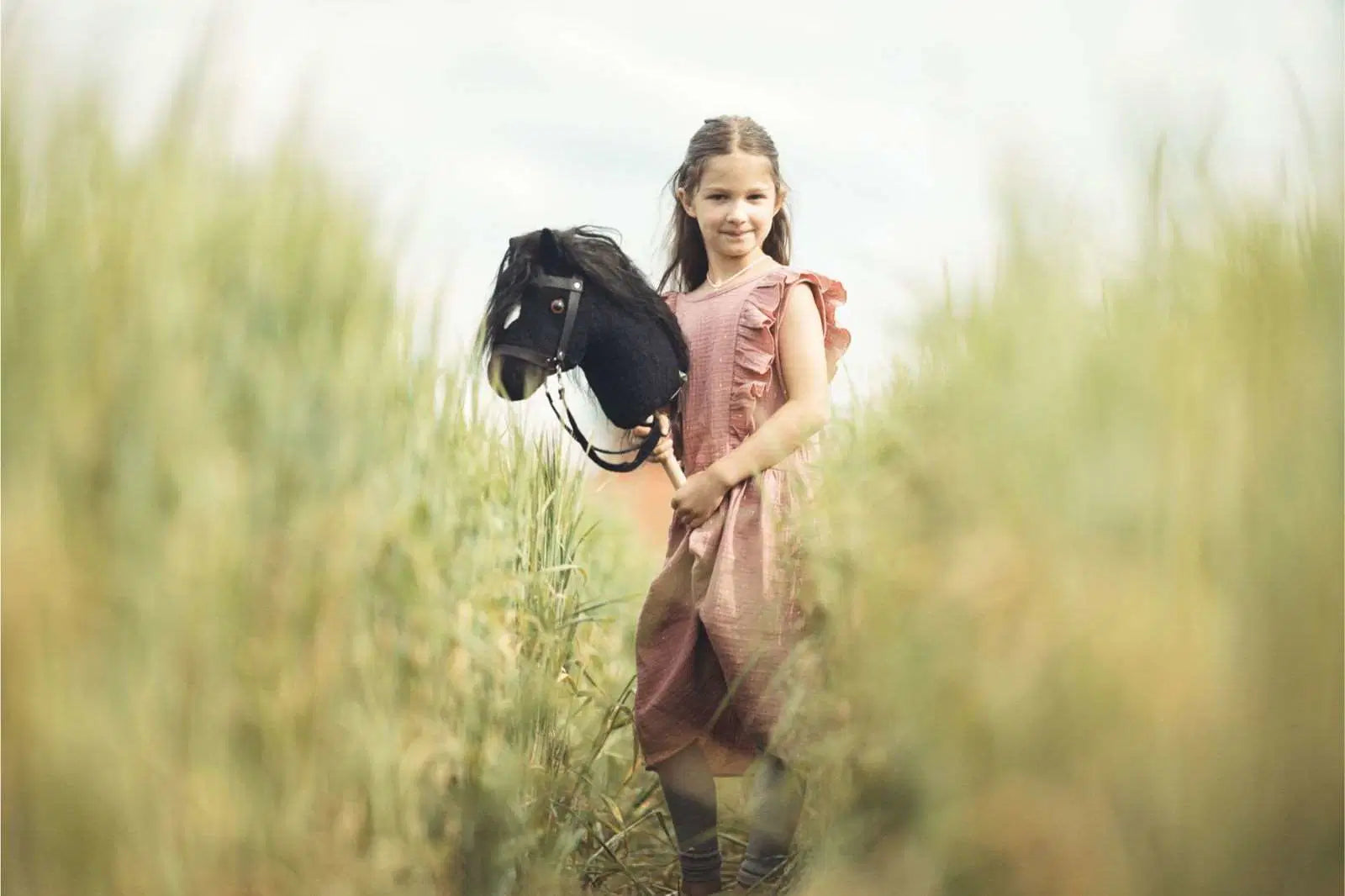 Bio Steckendpferd Tarik mit eine Mädchen