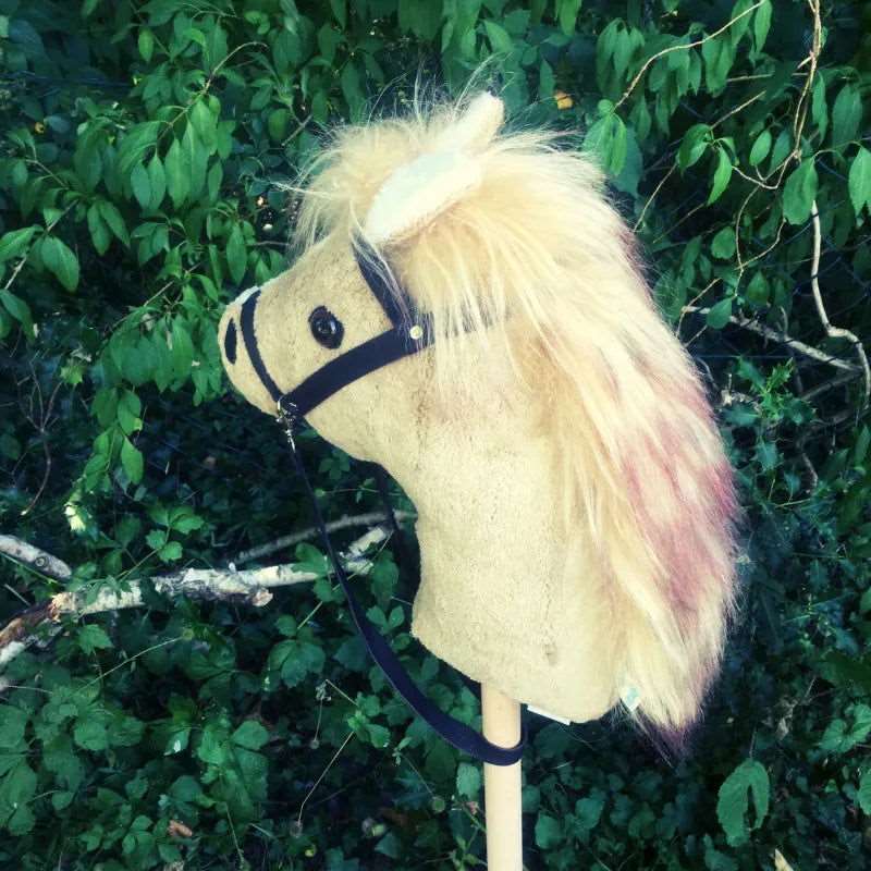 Bio Steckenpferd Blondi im Garten - PAT & PATTY