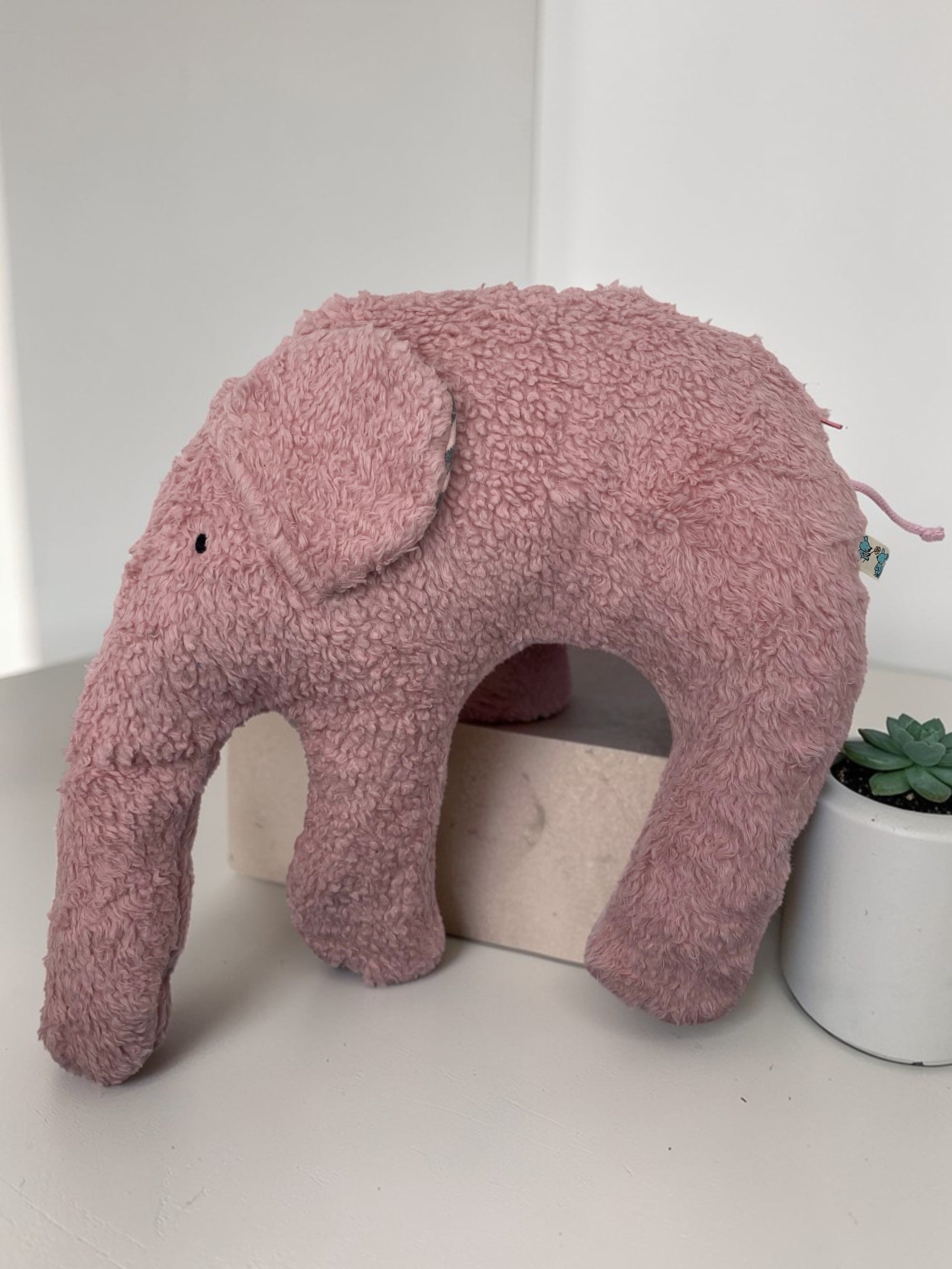 Bio Kuschelkissen Elefant aus rosa Strickplüsch