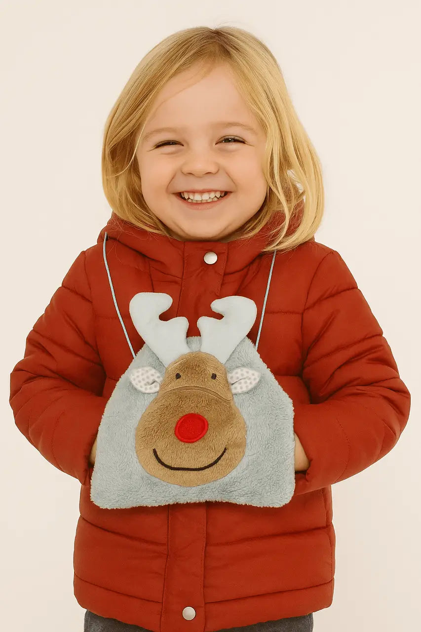 Eine Mädchen mit ein Muff aus Bio Baumwolle mit Elch Motive