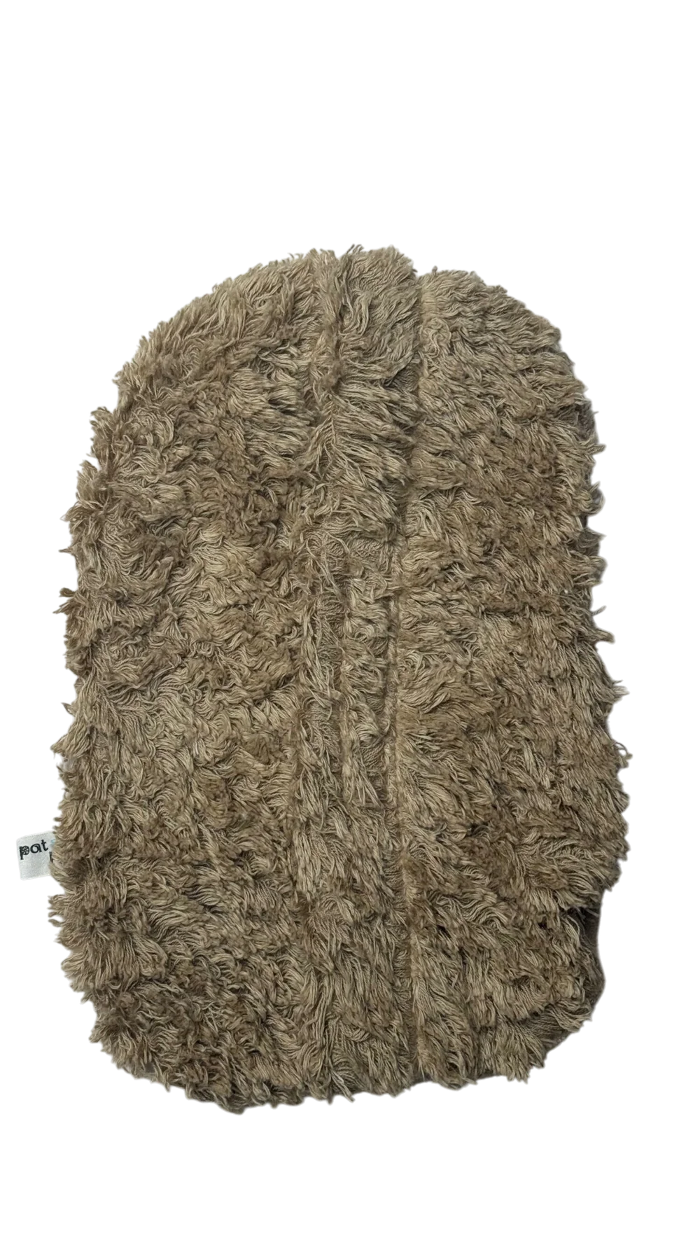 Rückseite der Bio Wärmflasche Igel aus hellbraunem, zottigem Bio-Baumwollplüsch mit PAT & PATTY Label