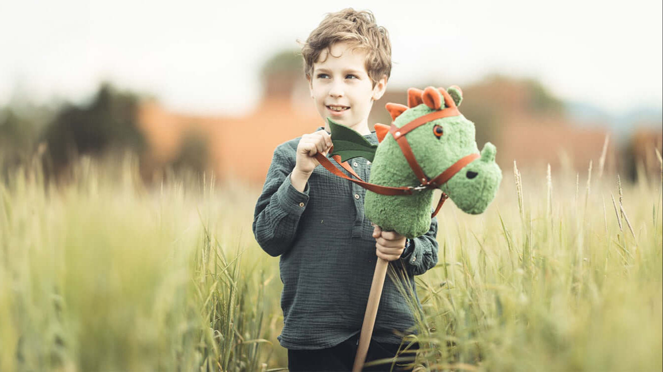 Einen Jungen mit seinem grünen Steckendrache