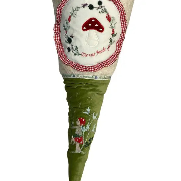 Waschbare Schultüte aus Bio-Stoff mit Fliegenpilz-Motiv – handgemachtes Geschenk zur Einschulung für Kinder