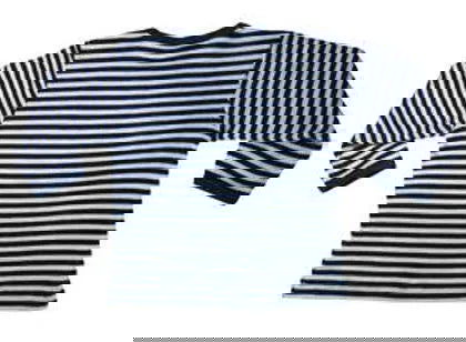 Nahaufnahme: Bio Langarmshirt "Hund" – detailreiche Stickerei auf Bio-Baumwolle von PAT & PATTY