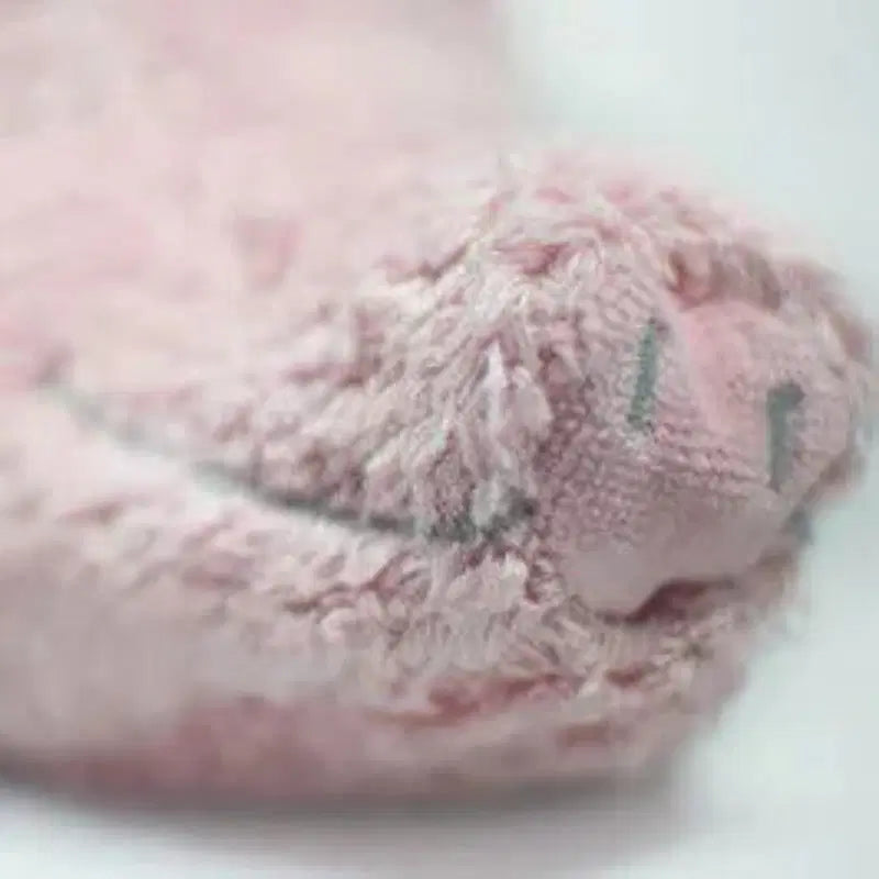 Handgemachtes Bio-Kuschelkissen in Schweinchenform aus weichem Samt – kuschelig, nachhaltig und ideal für Babys von PAT & PATTY