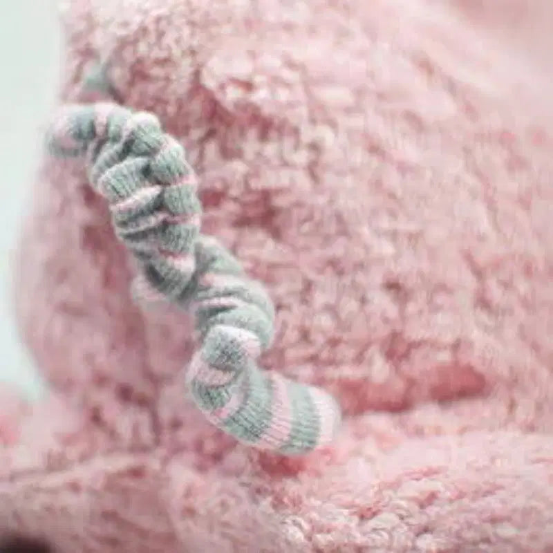 Handgemachtes Bio-Kuschelkissen in rosa Schweinchenform aus Plüsch – besonders weich und ideal für Babys und Kleinkinder von PAT & PATTY