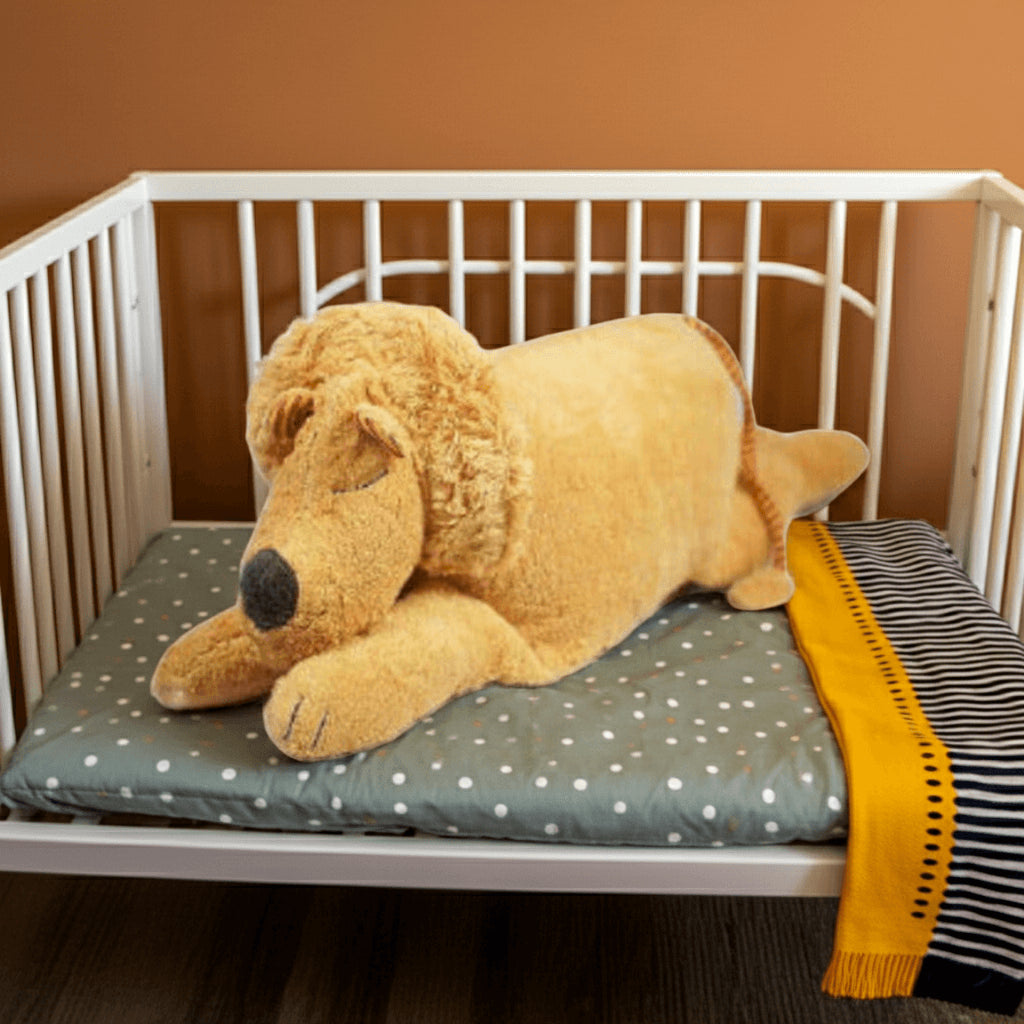 Bio Kuschelkissen Löwe liegen im Kinderbett