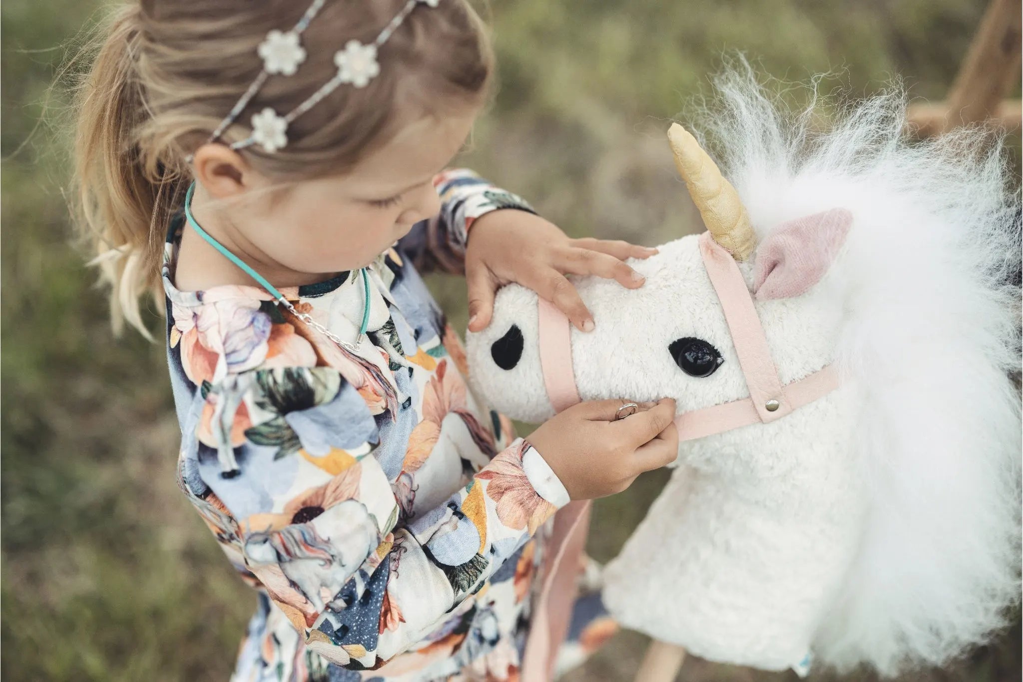 Eine Mädchen mit ihre Steckeneinhorn