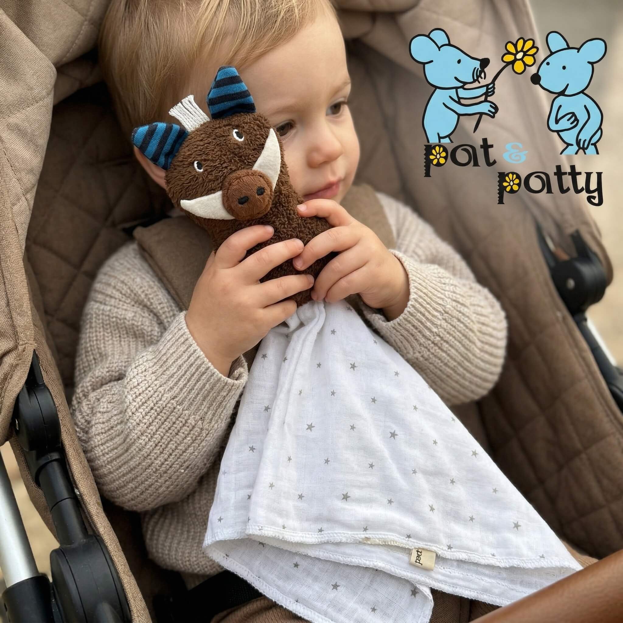 Bio Schnuffeltuch Wildschwein im Kinderwagen mit ein Kind